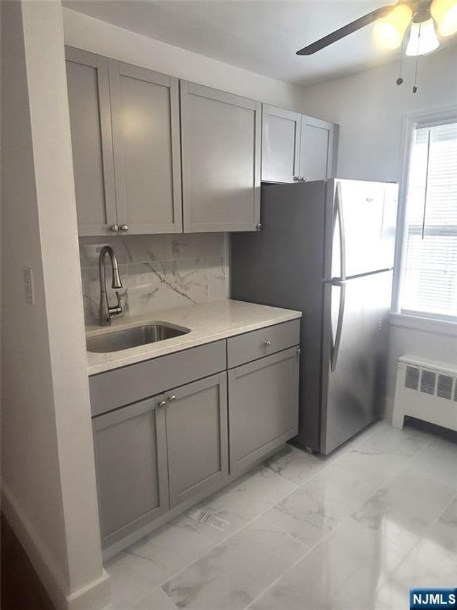 77 Forest Hill Pkwy, Condo with 2 bedrooms, 1 bathrooms and null parking in Newark NJ | Image 5