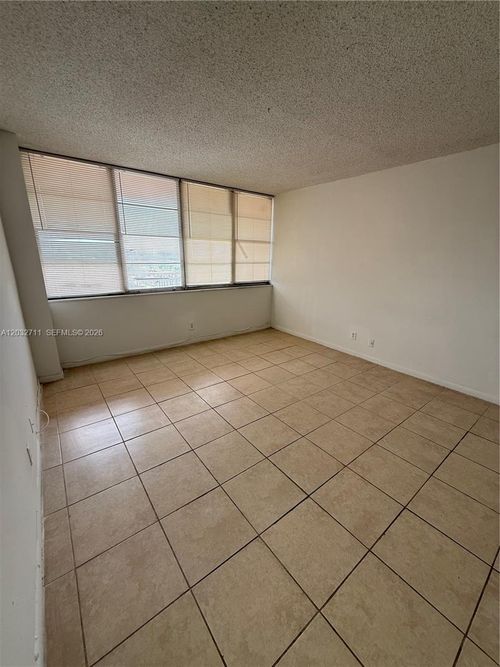 812-2025 Ne 164th St, North Miami Beach, FL, 33162-4154 | Card Image