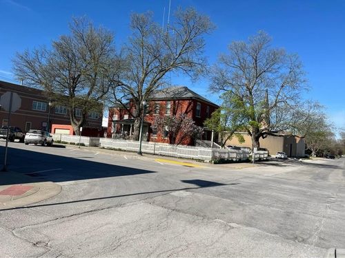 2-220 N 1st Ave, Winterset, IA, 50273-1507 | Card Image