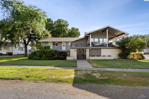 1031 Prosser Ave, Prosser, WA, 99350-1353 | Card Image