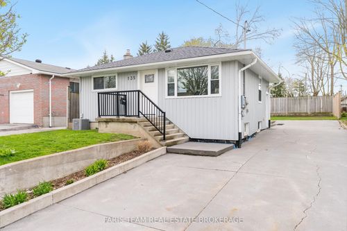 135 Gunn St, Barrie, ON, L4M2H6 | Card Image