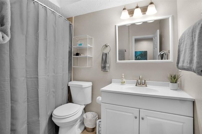 Apt B Hall Bath | Image 29