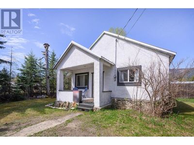 817 Main St, House other with 2 bedrooms, 1 bathrooms and null parking in Blue River BC | Image 2