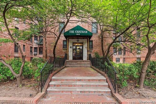 209-140-18 Burden Cres, Jamaica, NY, 11435-2325 | Card Image