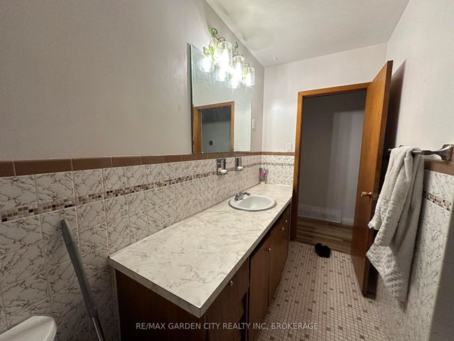 15 Champlain Ave, Home with 3 bedrooms, 1 bathrooms and 2 parking in Hamilton ON | Image 14