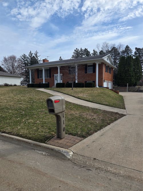 110 Bicentennial Ct, Webster City, IA, 50595-3102 | Card Image