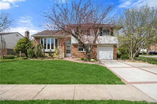 2 Starfire Ln, Williston Park, NY, 11596-1030 | Card Image