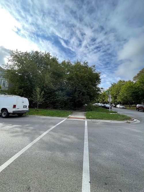 2841 E 89th St, Chicago, IL, 60617-3132 | Card Image