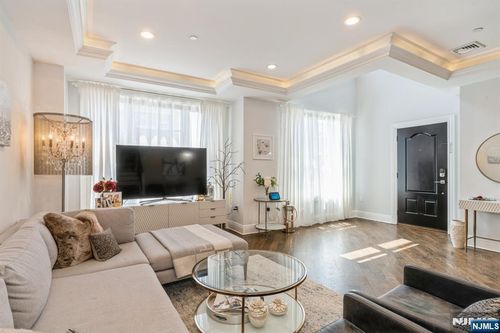8 Marquis Ct, Edgewater, NJ, 07020-2900 | Card Image