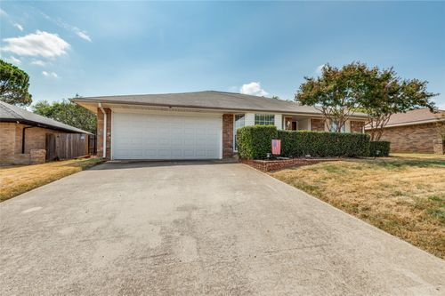 500 Bayberry Ln, Euless, TX, 76039-7957 | Card Image