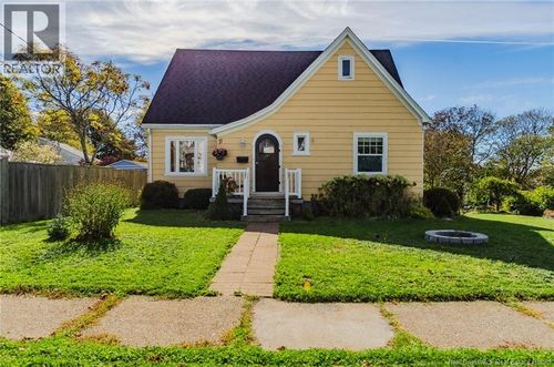470 Young St, Saint John, NB, E2M2V3 | Card Image
