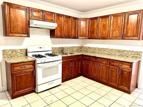s-right-side-232 Fifth Ave, Pelham, NY, 10803-1506 | Card Image