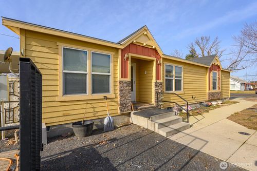 213 W Locust St, Coulee City, WA, 99115-5154 | Card Image
