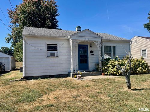 913 Hawley St, Taylorville, IL, 62568-1261 | Card Image