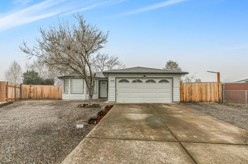 105 Queens Gate Ct, Central Point, OR, 97502-2965 | Card Image