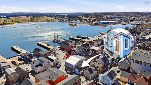 9 Prince St, Lunenburg, NS, B0J2C0 | Card Image
