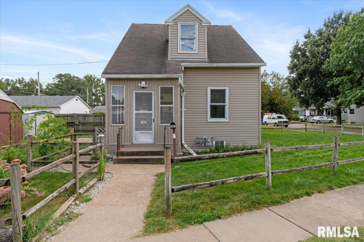 Redwood Ave, Davenport, IA 52802