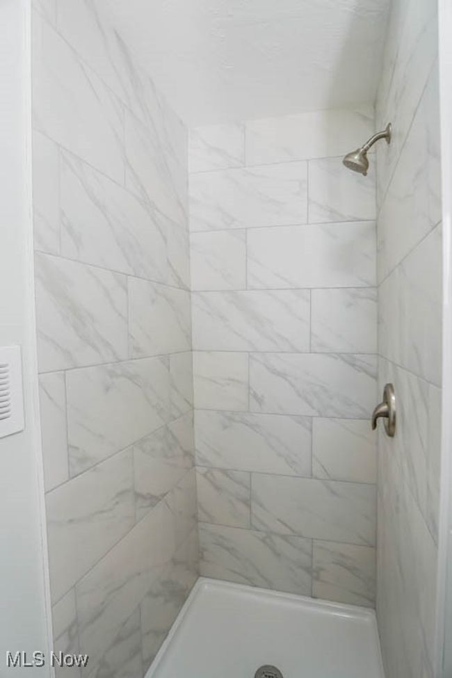 Full Bathroom | Image 19