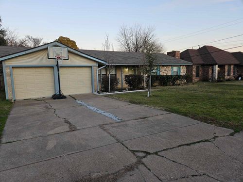 808 Mccurry Ave, Bedford, TX, 76022-7847 | Card Image