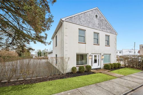 28 Cameron St, Southampton, NY, 11968-4928 | Card Image
