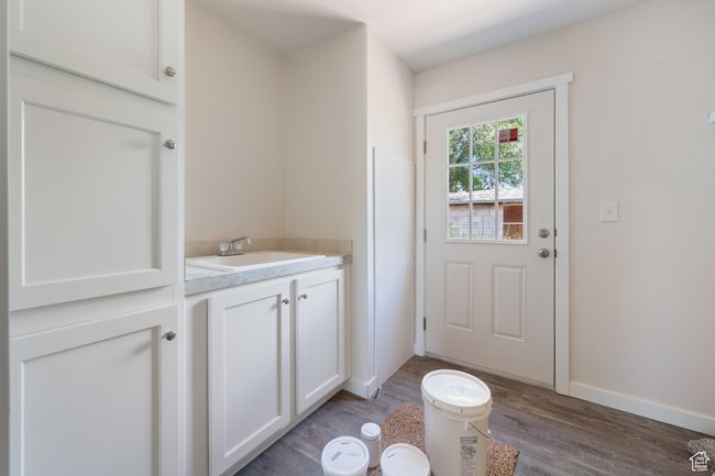Entryway with wood finished floors, a sink, and baseboards | Image 15