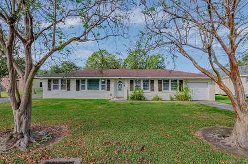 655 7th St, Port Allen, LA, 70767-2311 | Card Image