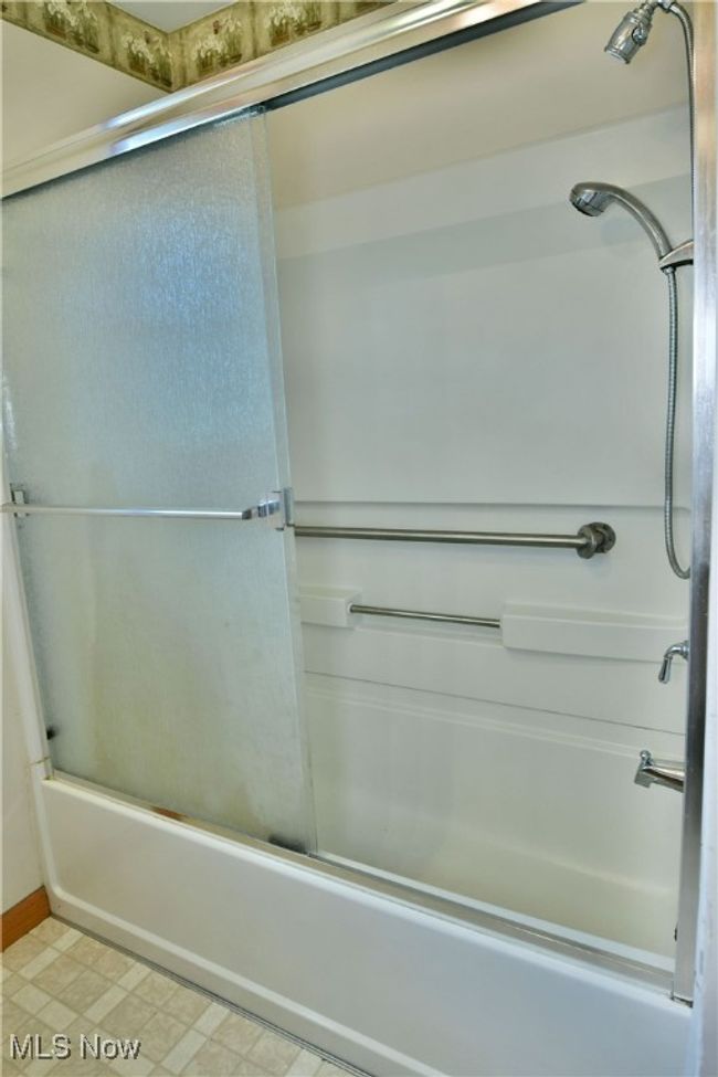 Full bathroom with enclosed tub / shower combo | Image 34