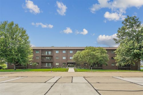 u107-2005 Spring St, Grinnell, IA, 50112-1063 | Card Image