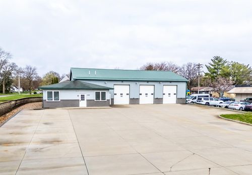 1328 La Porte Road, Waterloo, IA, 50702 | Card Image