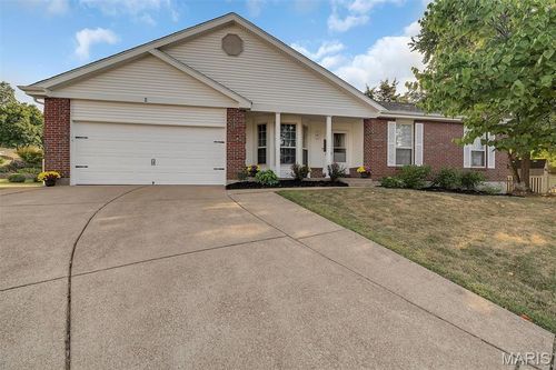 2 Freeman Dr, Oakville, MO, 63129-3471 | Card Image
