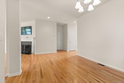 177 N River Dr, Beacon, NY, 12508-7008 | Card Image