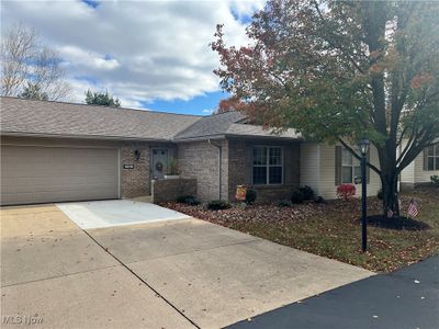 Single story condo with a garage | Image 1