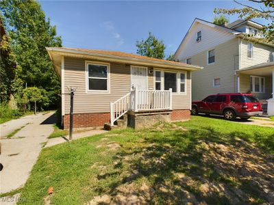 View of front facade featuring a front lawn | Image 1