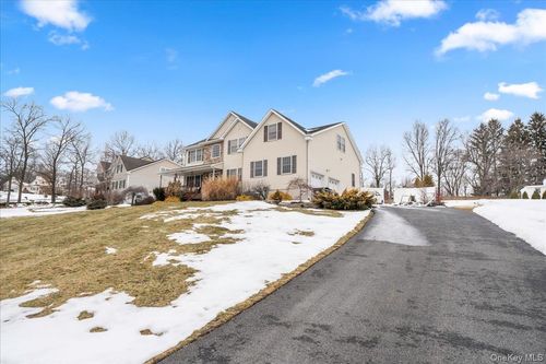 18 Coach House Ct, New Windsor, NY, 12553-7284 | Card Image