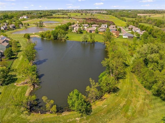 Picture of the lake in the community | Image 36