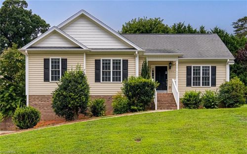 9520 Oakbrook Rdg, Rural Hall, NC, 27045-9148 | Card Image