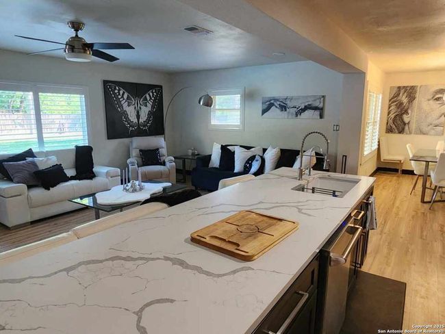 207 Woodlake Dr, House other with 4 bedrooms, 2 bathrooms and null parking in McQueeney TX | Image 8