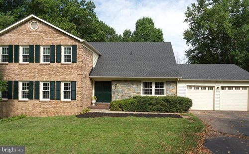 9025 Streamview Ln, VIENNA, VA, 22182-1726 | Card Image