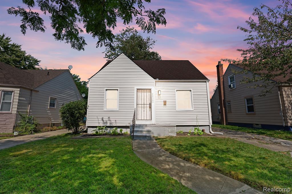 Elkhart St, Harper Woods, MI 48225