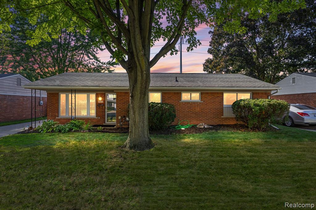 Dowling St, Livonia, MI 48150