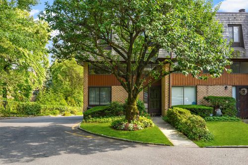 25 The Hamlet, Pelham, NY, 10803-3052 | Card Image