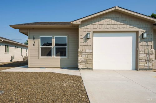 1235 Phillips Cir, Ontario, OR, 97914-3905 | Card Image