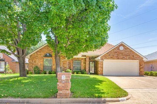 108 Sunny Meadows Dr, Burleson, TX, 76028-2567 | Card Image