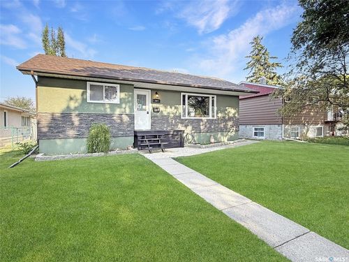 347 3 Rd Ave Se, House with 4 bedrooms, 2 bathrooms and 4 parking in Swift Current SK | Card Image