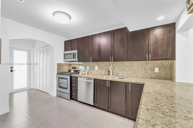 6728 Sw 140 Th Ct, Townhouse with 3 bedrooms, 3 bathrooms and null parking in Miami FL | Image 10