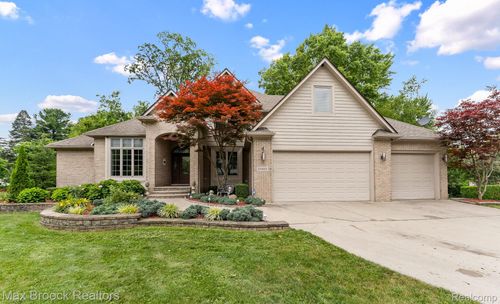 20403 Robinway Dr, Clinton Twp, MI, 48036-1833 | Card Image