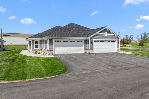 504 Hunter Oaks Blvd, Watertown, WI, 53094-7701 | Card Image