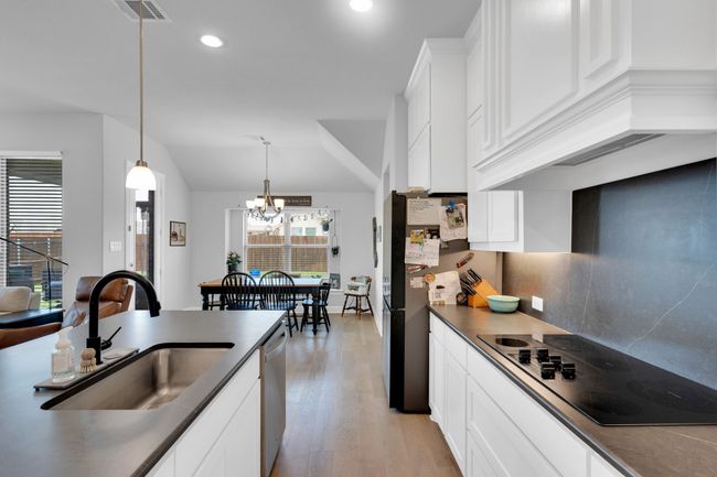 Side view of kitchen | Image 10