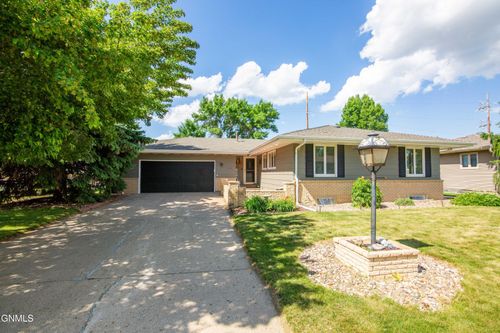 600 Columbia Dr, Bismarck, ND, 58504-6512 | Card Image