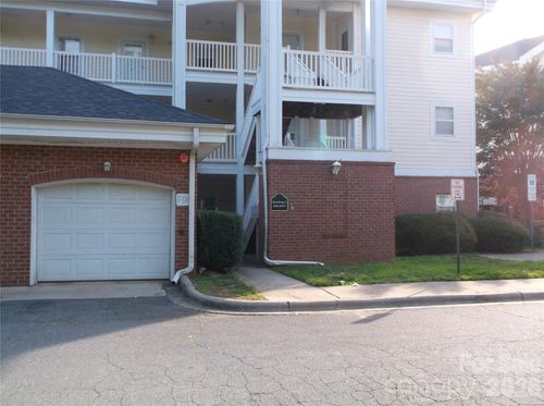 8927 Meadow Vista Rd, Charlotte, NC, 28213-5290 | Card Image